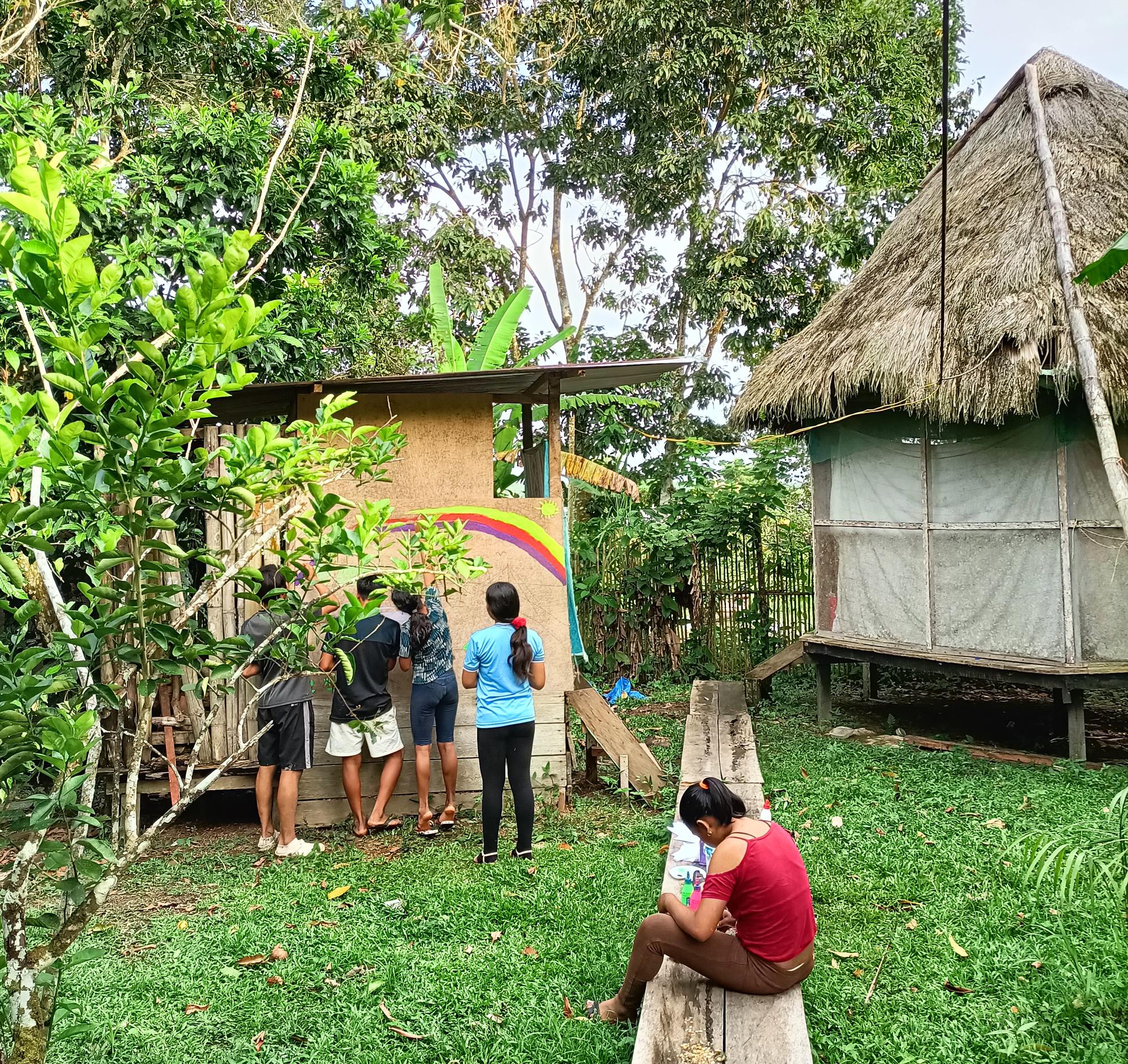 Momento de encuentro con la comunidad en uno de los viajes solidarios. (Autoría: Viajes Tumaini)